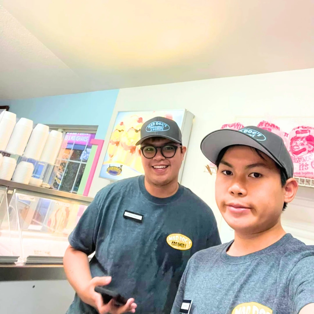 งานสอง ร้านไอศครีม ขนมหวาน รีวิว review New Step Dollywood Work and Travel Pigeon Forge Tennessee wat2022 Attractions Team ทำงานต่างประเทศ แลกเปลี่ยนวัฒนธรรม ทำงานปิดเทอม ฝึกภาษา อังกฤษ