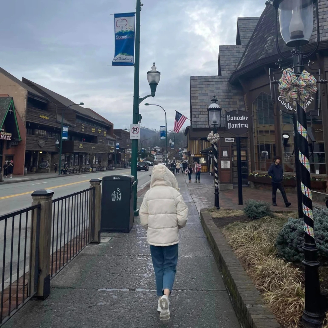 รีวิว review New Step Anakeesta Work and Travel wat 2023 Serving Line Tennessee รายละเอียดงาน smokehouse rate ot tips รายได้ ค่าบ้าน หน้าที่ รับออเดอร์ ตักอาหาร