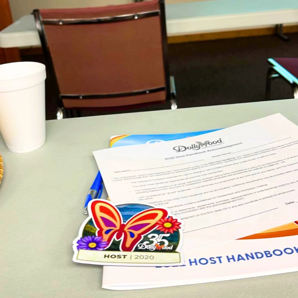 วีคแรก อบรม เน้นพูด สวนสนุก รีวิว review New Step Dollywood Work and Travel Pigeon Forge Tennessee wat2022 Attractions Team ทำงานต่างประเทศ แลกเปลี่ยนวัฒนธรรม ทำงานปิดเทอม ฝึกภาษา อังกฤษ