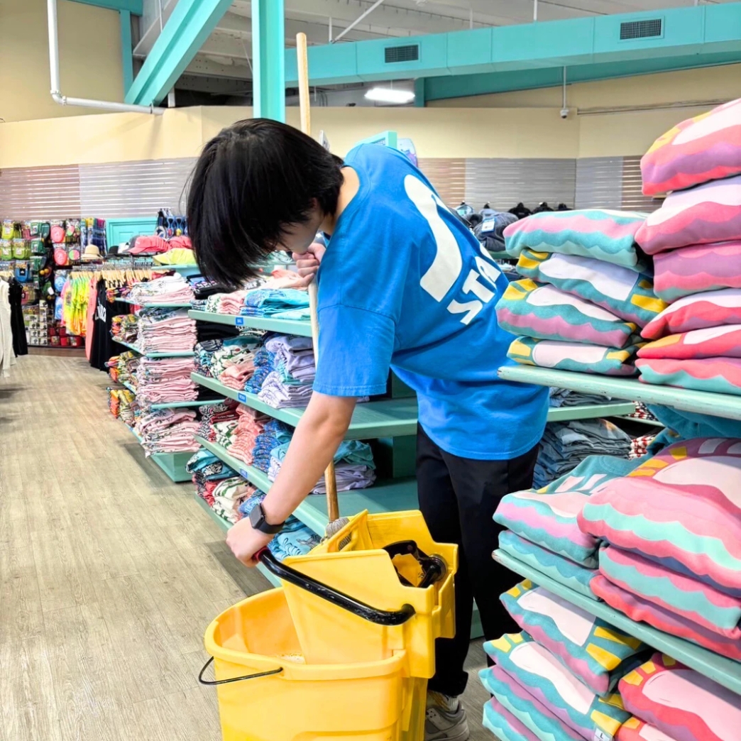 สวัสดิการ ยูนิฟอร์ม เสื้อ รองเท้า สินค้า รีวิว review New Step Surf Style Work and Travel Fort Walton Beach Florida wat2024 Sale Associate ทำงานต่างประเทศ แลกเปลี่ยนวัฒนธรรม ทำงานปิดเทอม ฝึกภาษา อังกฤษ