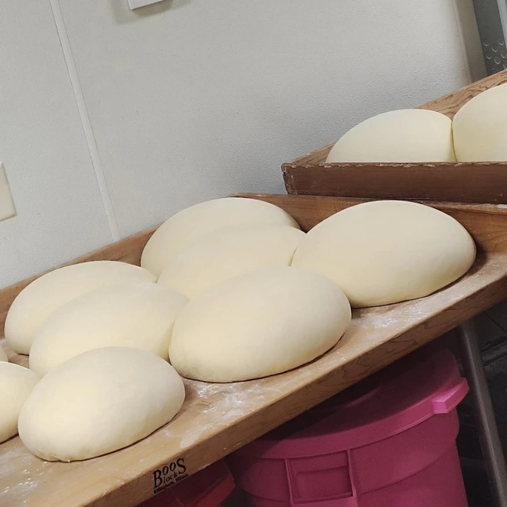 กลางคืน ทำโดนัท หน้าที่ ยกของ ยกชั้นวาง ยกถาด เวลาพัก รีวิว review New Step Thomas Donut and snack shop Work and Travel Panama City Beach Florida wat2024 Donut Maker