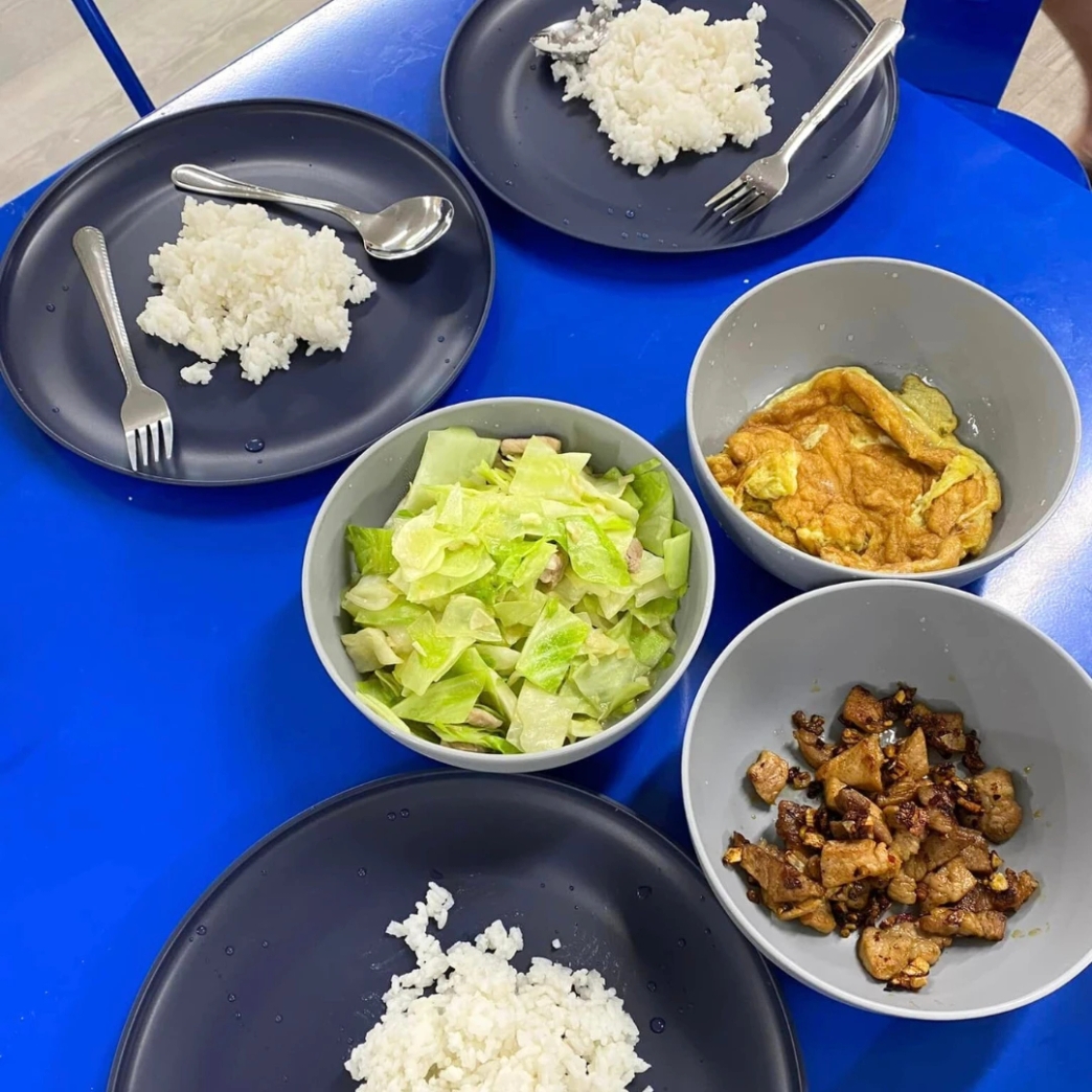 รีวิว review New Step Dollywood Work and Travel wat2023 food team Tennessee IRH Housing บ้านพัก อ่างล้างหน้า ห้องน้ำ ห้องส้วม ตู้ เก็บของ ตู้เย็น ไมโครเวฟ โต๊ะ เตียง สองชั้น ปลั๊ก ห้องกว้าง